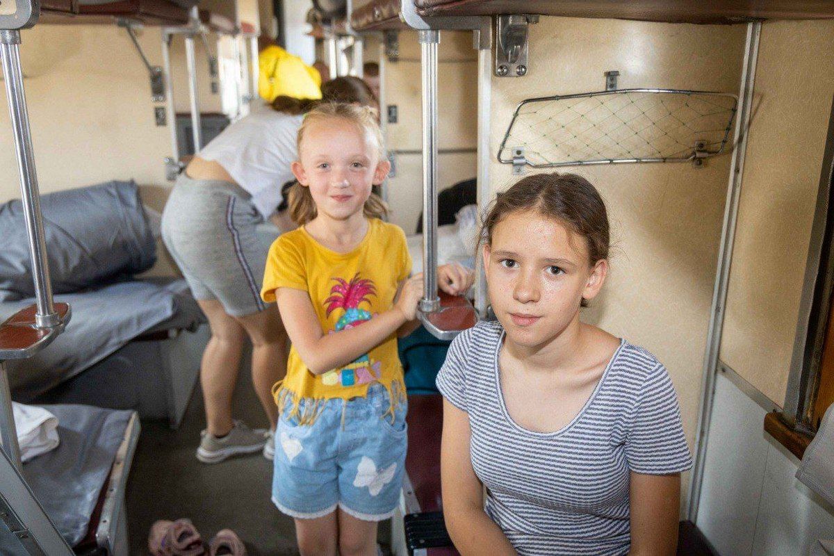 Туди вирушили вихованці дитячих будинків сімейного типу, сироти, хлопці і дівчата, позбавлені батьківського піклування Туди вирушили вихованці дитячих будинків сімейного типу, сироти, хлопці і дівчата, позбавлені батьківського піклування