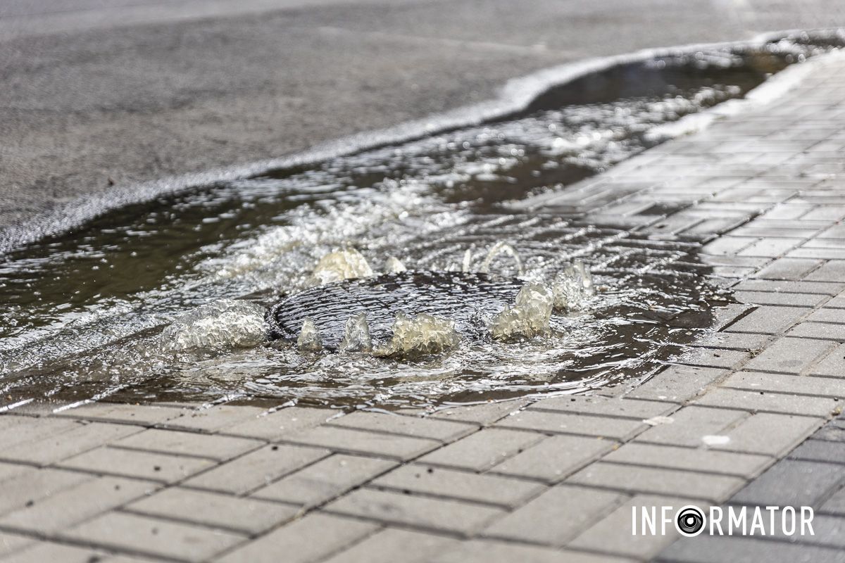 У Дніпрі на Шевченка із-під люка фонтаном витікають стічні води 18