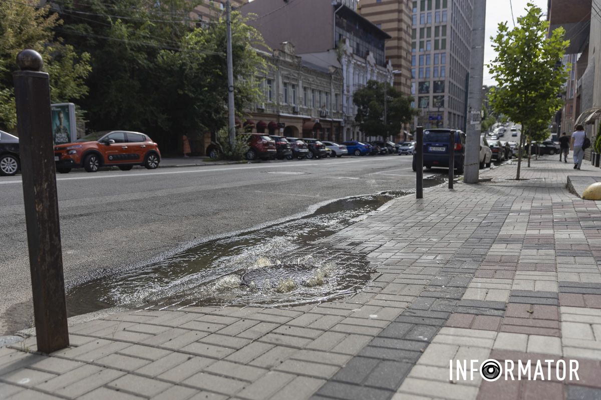 У Дніпрі на Шевченка із-під люка фонтаном витікають стічні води 17