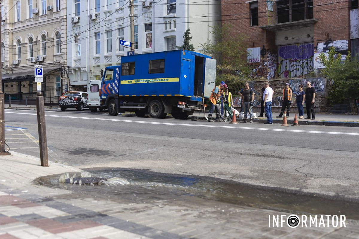 У Дніпрі на Шевченка із-під люка фонтаном витікають стічні води 16