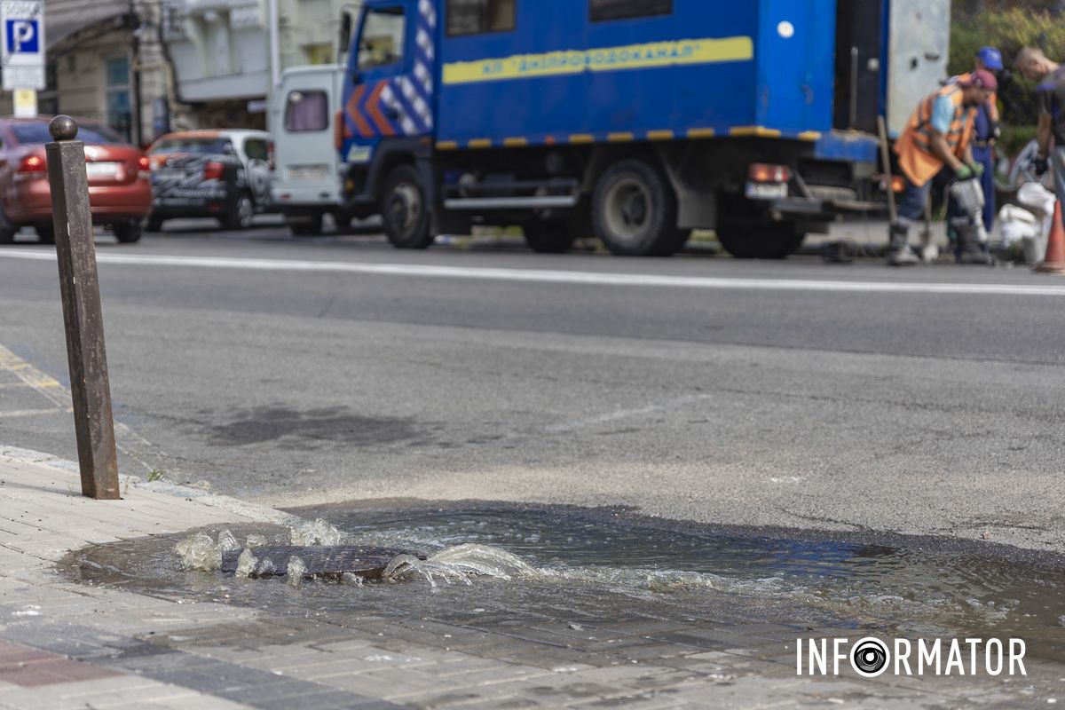 У Дніпрі на Шевченка із-під люка фонтаном витікають стічні води 15