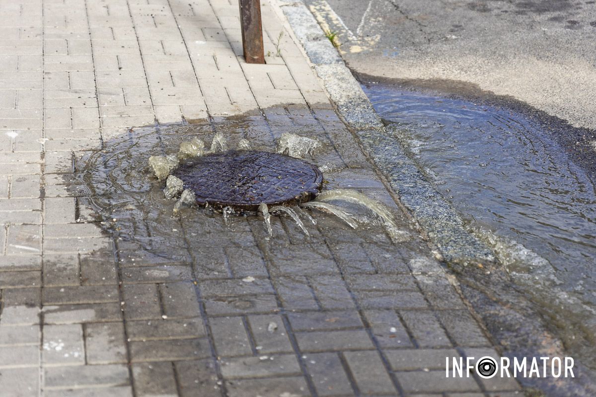 У Дніпрі на Шевченка із-під люка фонтаном витікають стічні води 14
