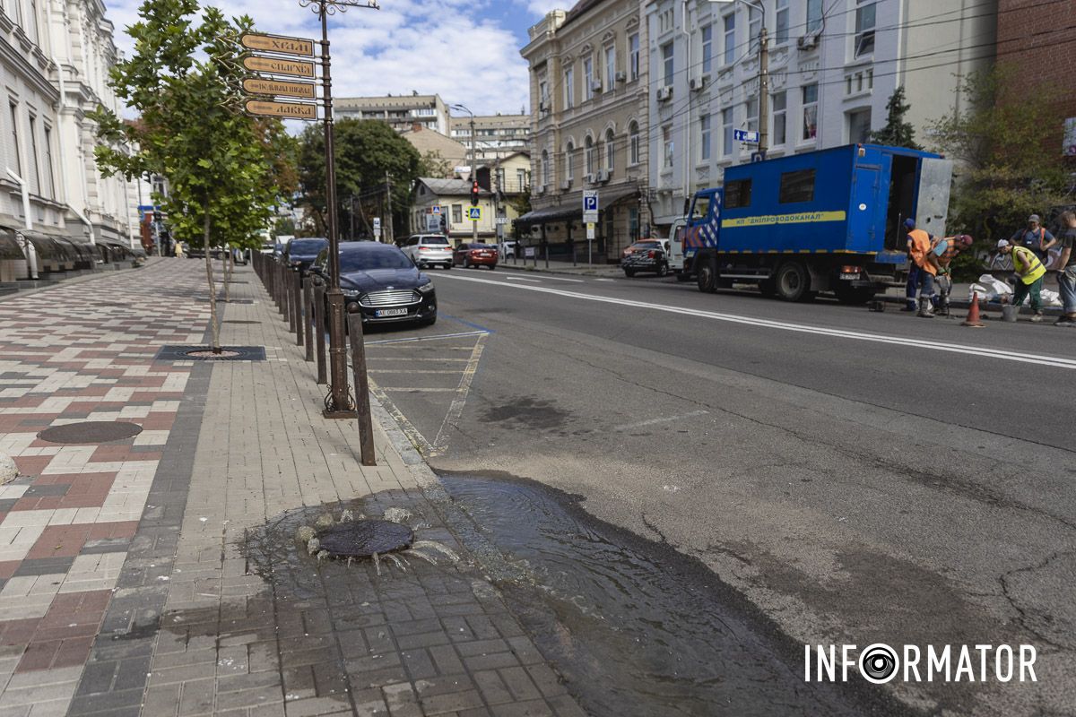 У Дніпрі на Шевченка із-під люка фонтаном витікають стічні води 13