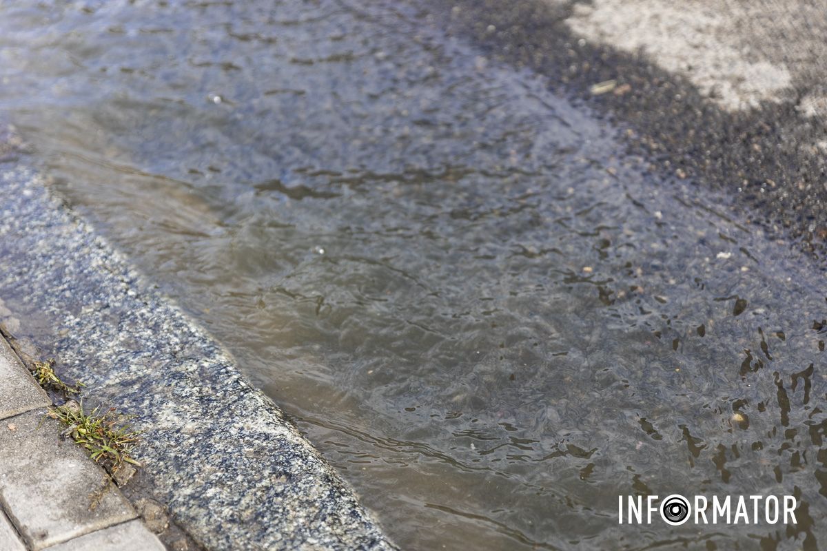 У Дніпрі на Шевченка із-під люка фонтаном витікають стічні води 12