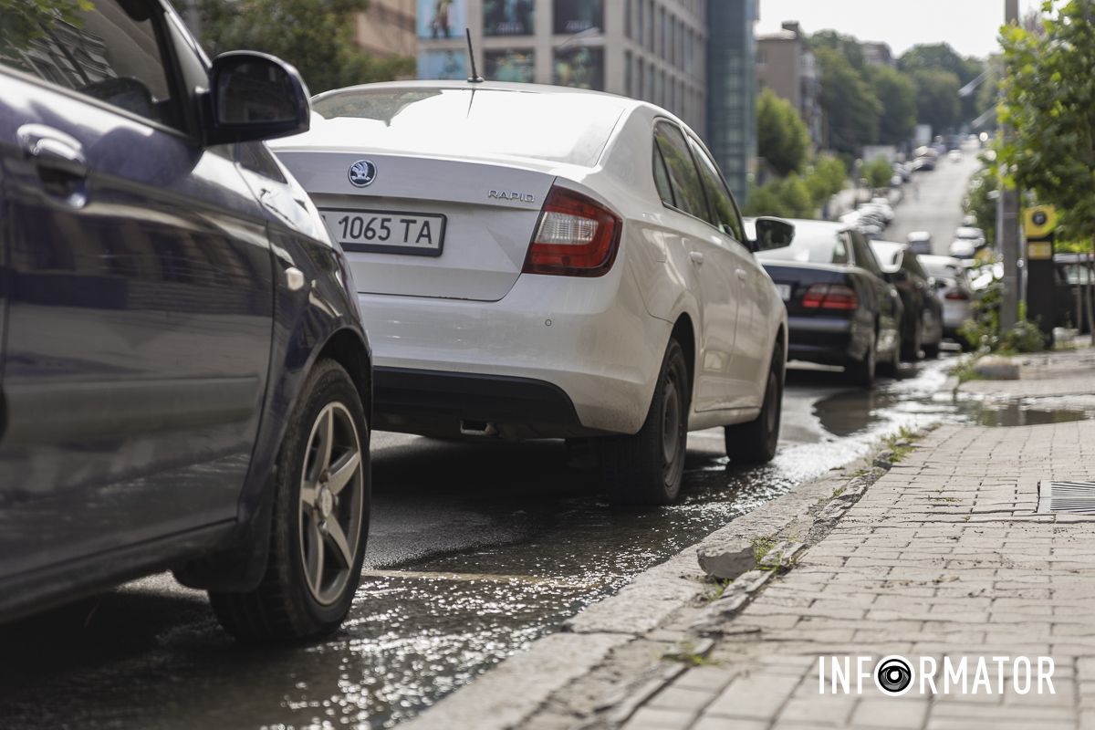 У Дніпрі на Шевченка із-під люка фонтаном витікають стічні води 11