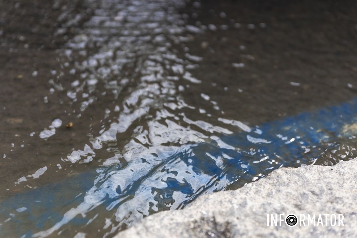 У Дніпрі на Шевченка із-під люка фонтаном витікають стічні води 10