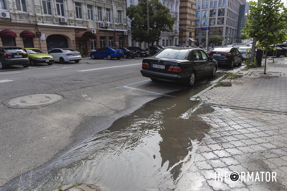 У Дніпрі на Шевченка із-під люка фонтаном витікають стічні води 9