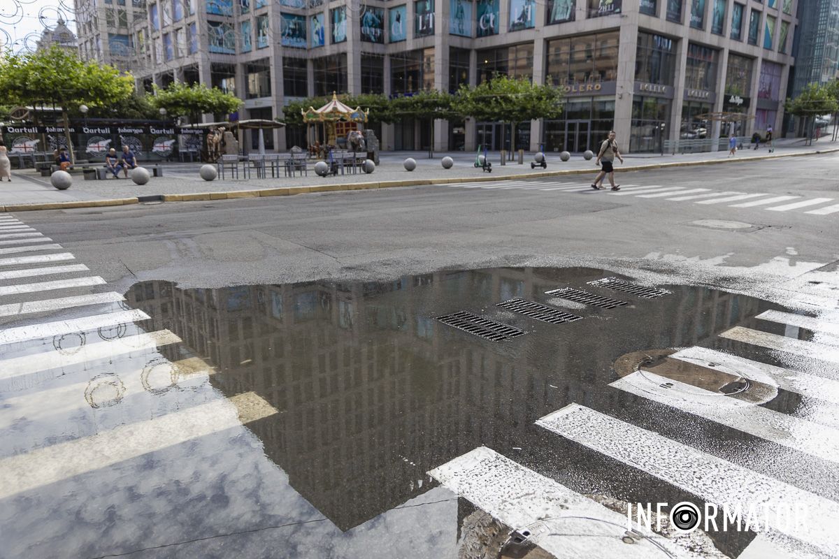 У Дніпрі на Шевченка із-під люка фонтаном витікають стічні води 8