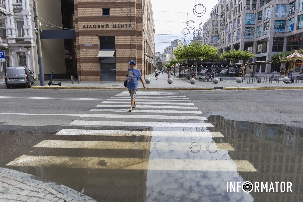 У Дніпрі на Шевченка із-під люка фонтаном витікають стічні води 6
