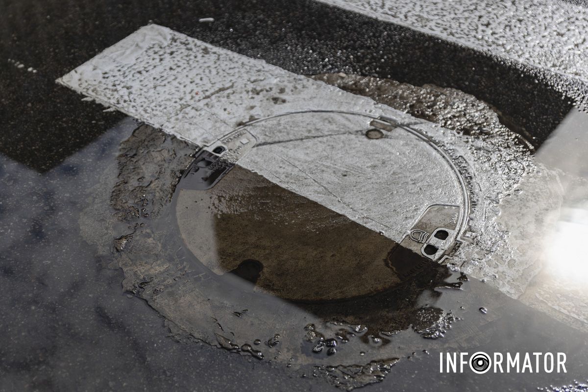 У Дніпрі на Шевченка із-під люка фонтаном витікають стічні води 5