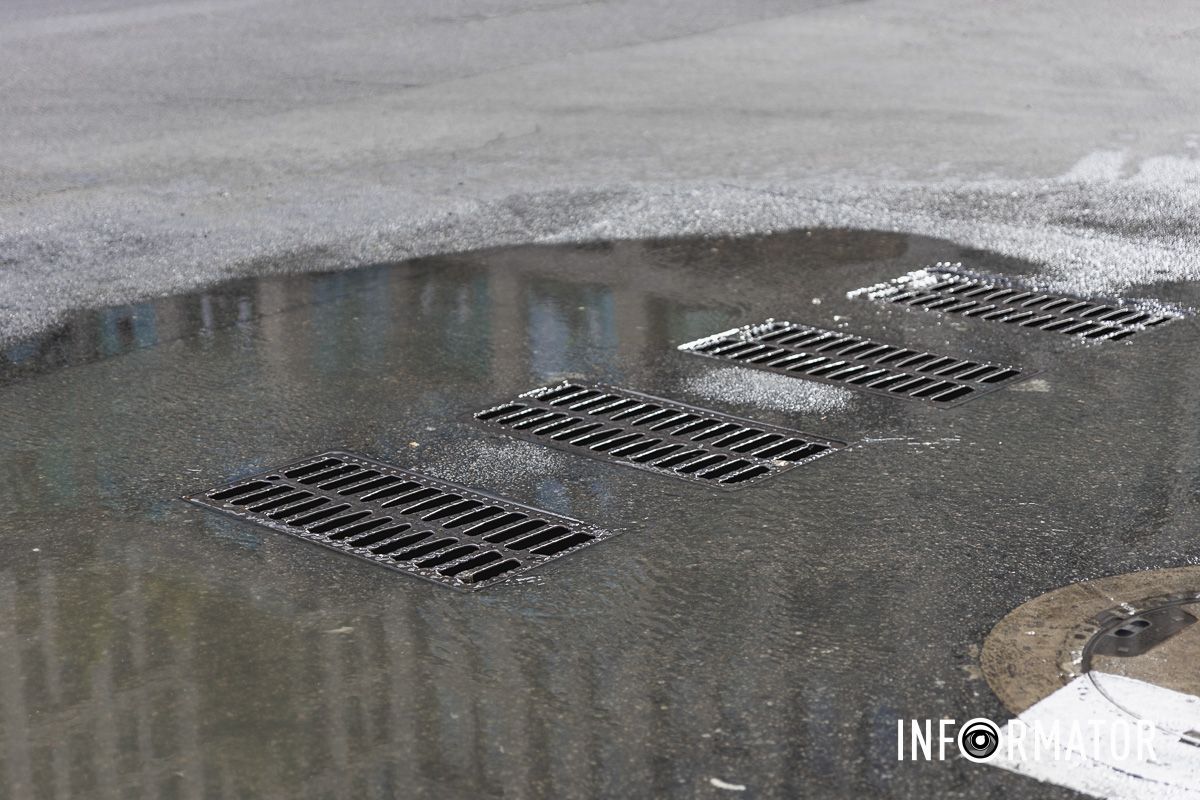 У Дніпрі на Шевченка із-під люка фонтаном витікають стічні води 4