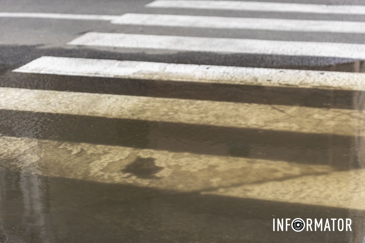 У Дніпрі на Шевченка із-під люка фонтаном витікають стічні води 3