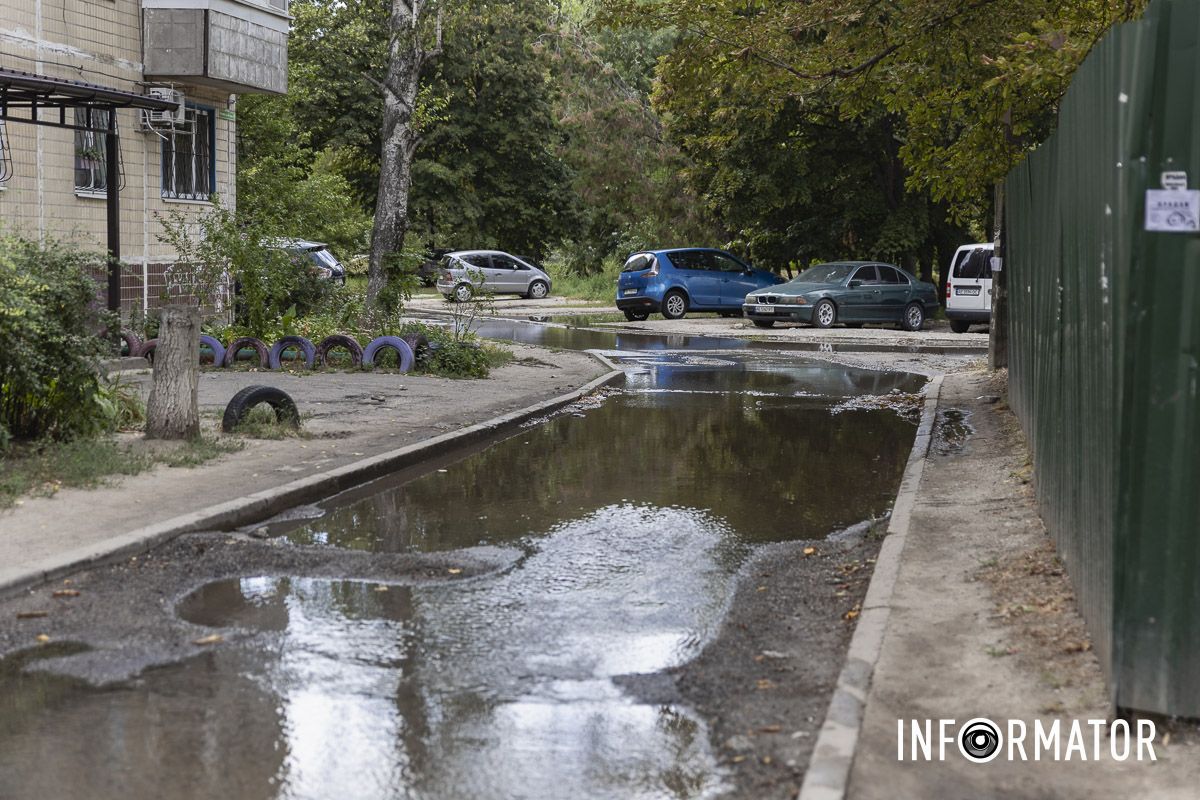 На футбольном поле озеро, а вместо дороги – река: в Днепре на Холодильную вытекают кубометры воды 10