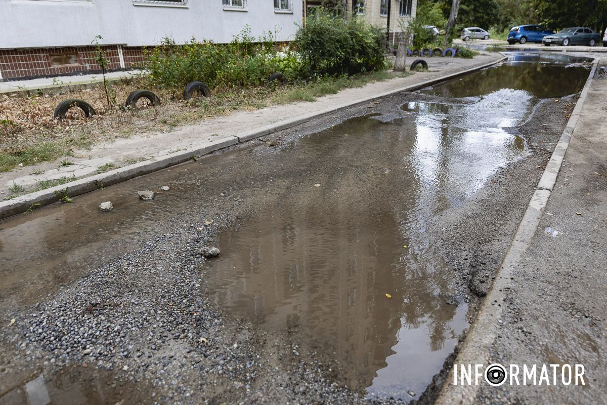 На футбольном поле озеро, а вместо дороги – река: в Днепре на Холодильную вытекают кубометры воды 9