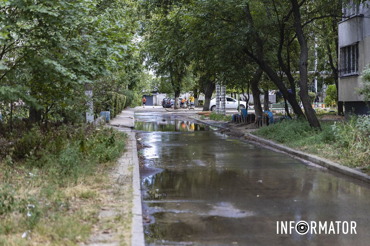 На футбольном поле озеро, а вместо дороги – река: в Днепре на Холодильную вытекают кубометры воды 8