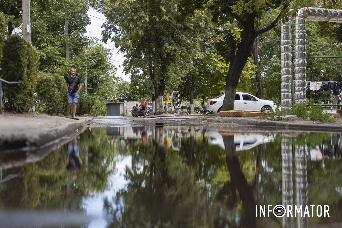 На футбольном поле озеро, а вместо дороги – река: в Днепре на Холодильную вытекают кубометры воды 7
