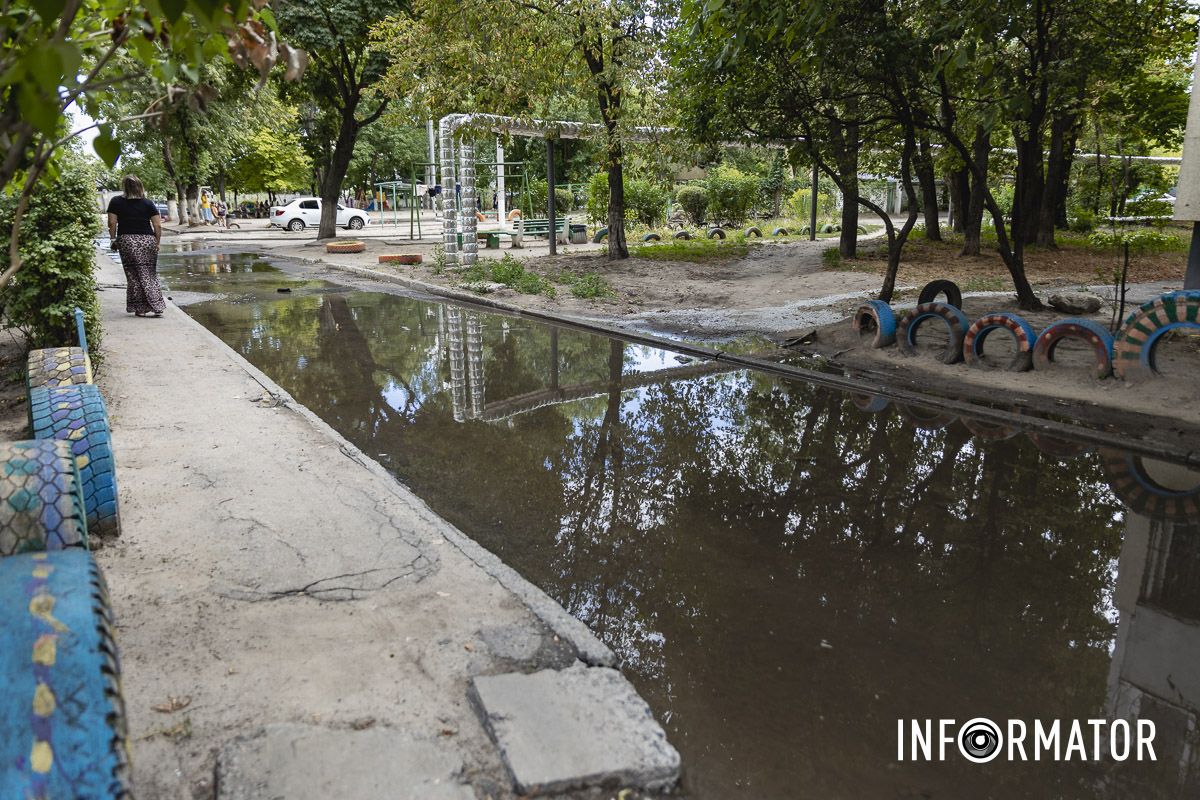 На футбольном поле озеро, а вместо дороги – река: в Днепре на Холодильную вытекают кубометры воды 6