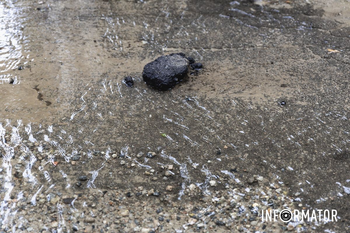 На футбольном поле озеро, а вместо дороги – река: в Днепре на Холодильную вытекают кубометры воды 5