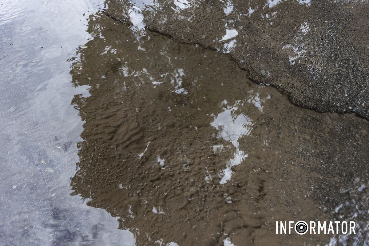 На футбольном поле озеро, а вместо дороги – река: в Днепре на Холодильную вытекают кубометры воды 4