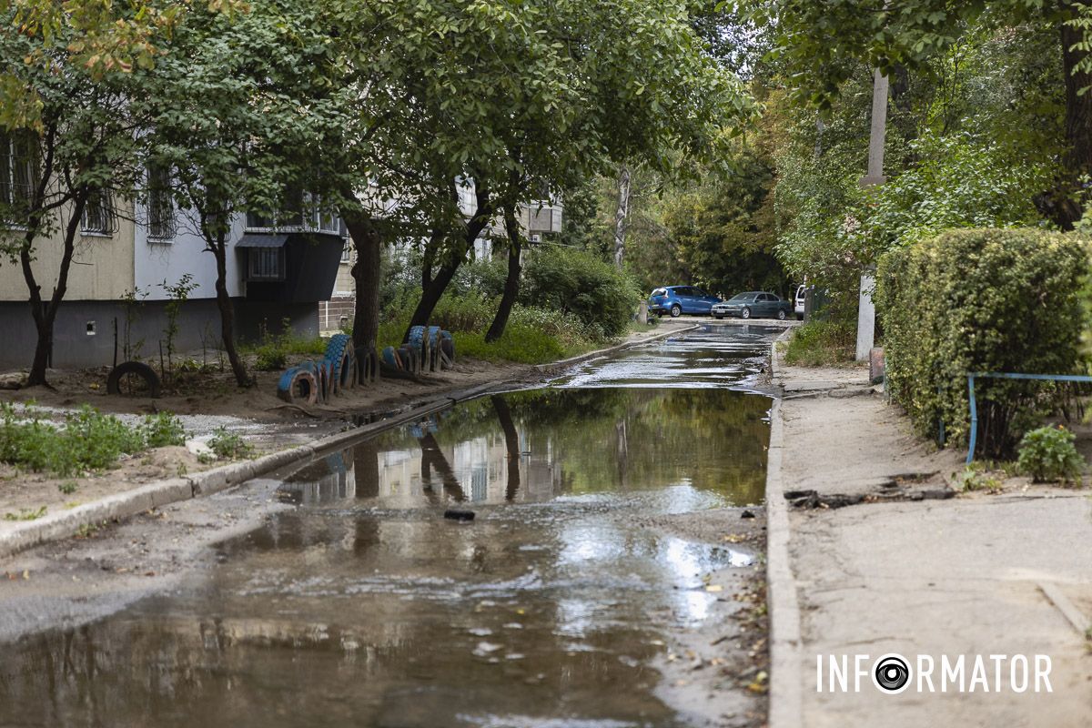 На футбольном поле озеро, а вместо дороги – река: в Днепре на Холодильную вытекают кубометры воды 3