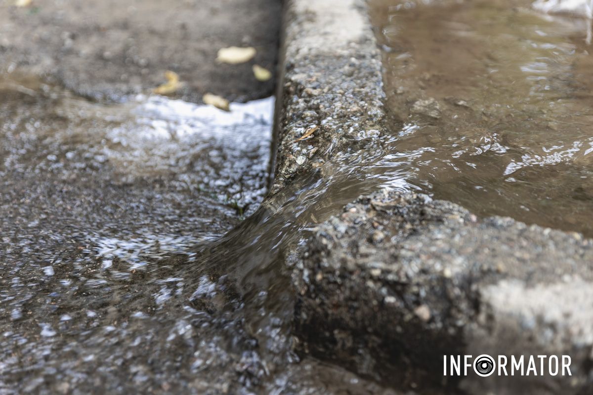 На футбольном поле озеро, а вместо дороги – река: в Днепре на Холодильную вытекают кубометры воды 2