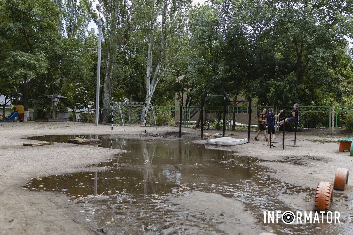 На футбольном поле озеро, а вместо дороги – река: в Днепре на Холодильную вытекают кубометры воды 1