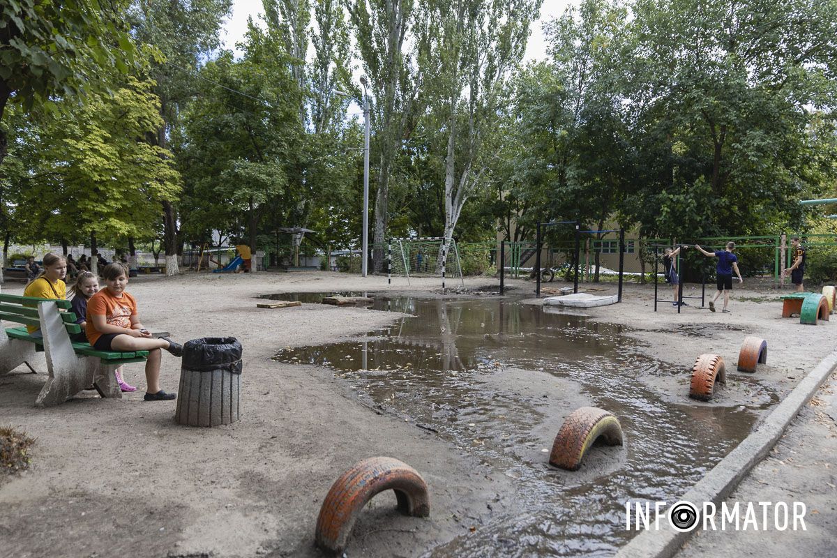 На футбольном поле озеро, а вместо дороги – река: в Днепре на Холодильную вытекают кубометры воды 25