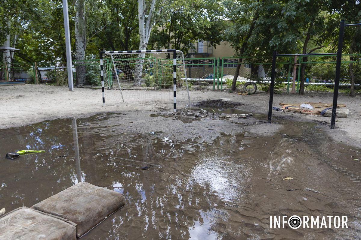 На футбольном поле озеро, а вместо дороги – река: в Днепре на Холодильную вытекают кубометры воды 24