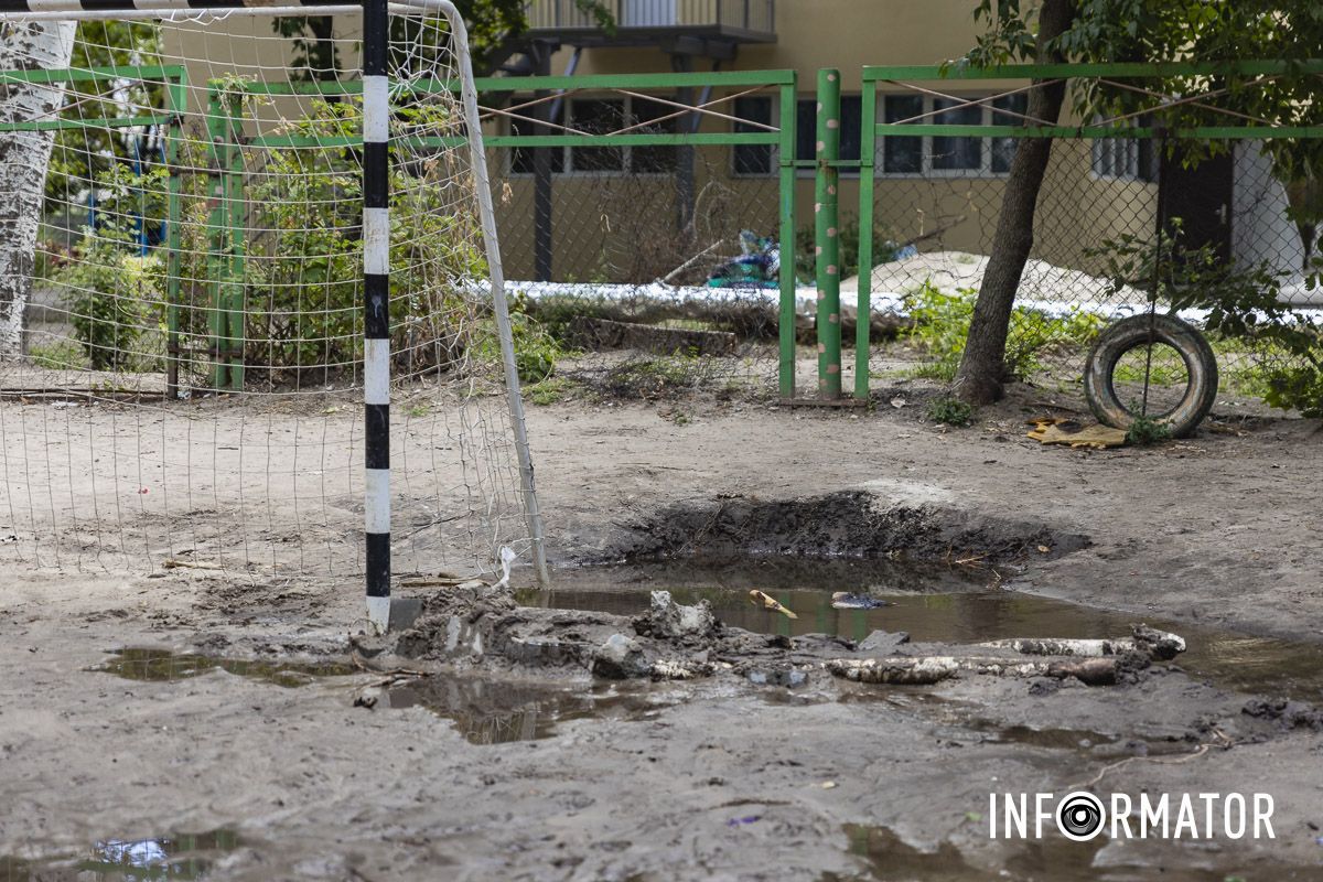 На футбольном поле озеро, а вместо дороги – река: в Днепре на Холодильную вытекают кубометры воды 23