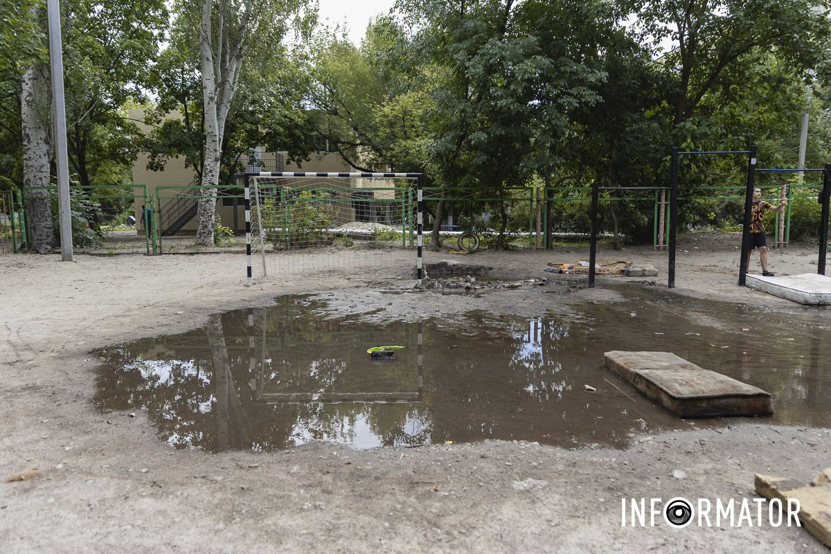 На футбольном поле озеро, а вместо дороги – река: в Днепре на Холодильную вытекают кубометры воды 22