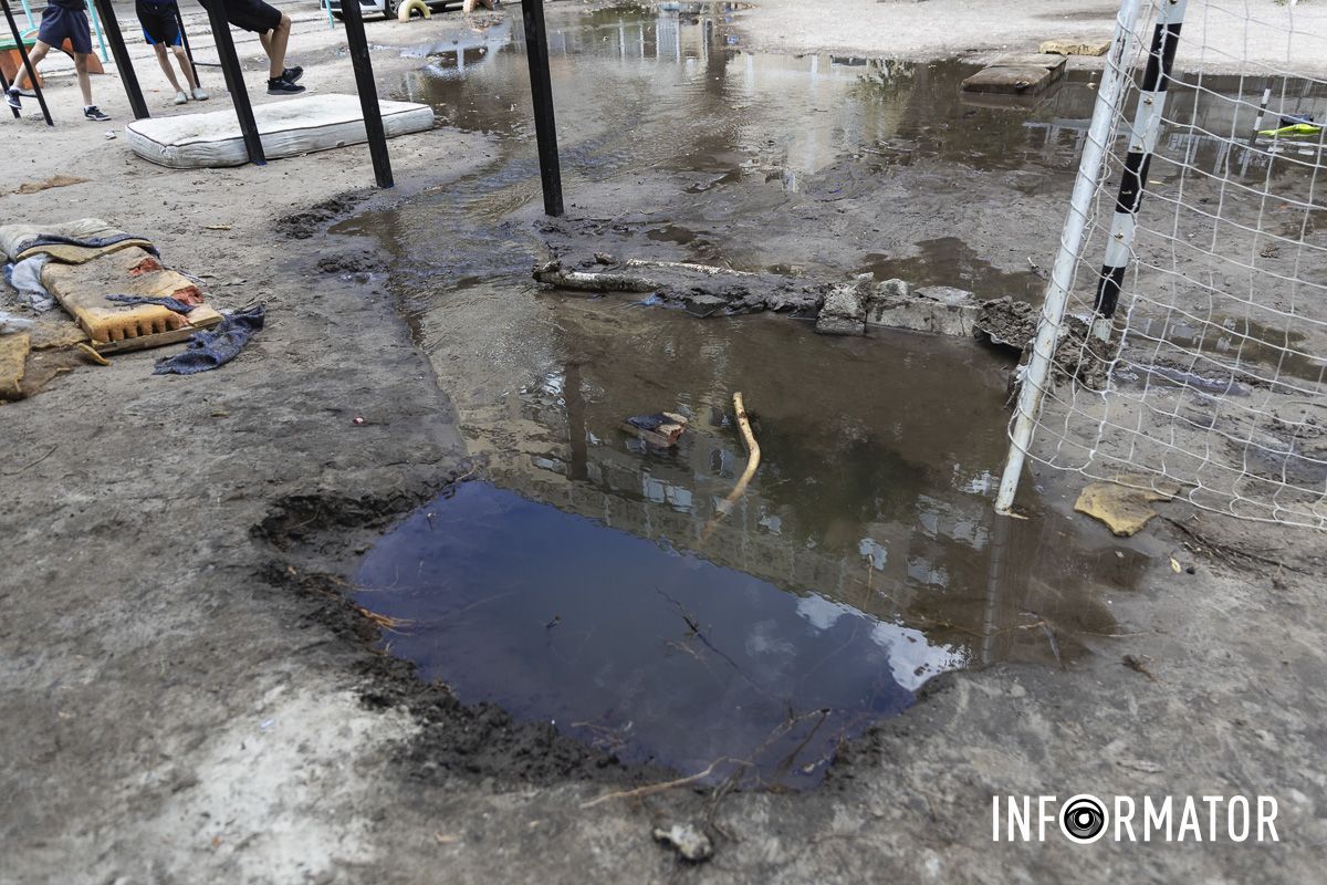 На футбольном поле озеро, а вместо дороги – река: в Днепре на Холодильную вытекают кубометры воды 21