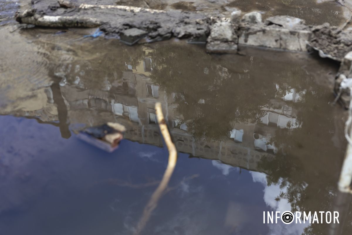 На футбольном поле озеро, а вместо дороги – река: в Днепре на Холодильную вытекают кубометры воды 20
