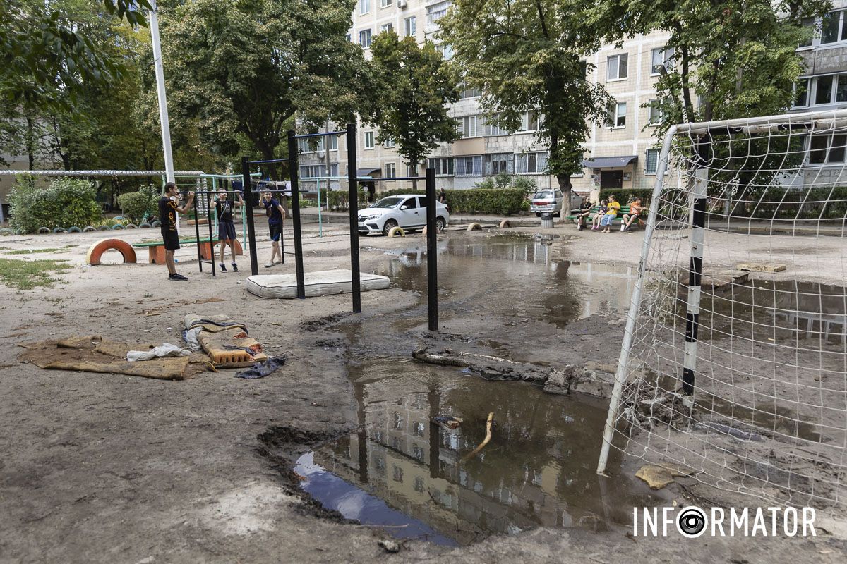 На футбольном поле озеро, а вместо дороги – река: в Днепре на Холодильную вытекают кубометры воды 19