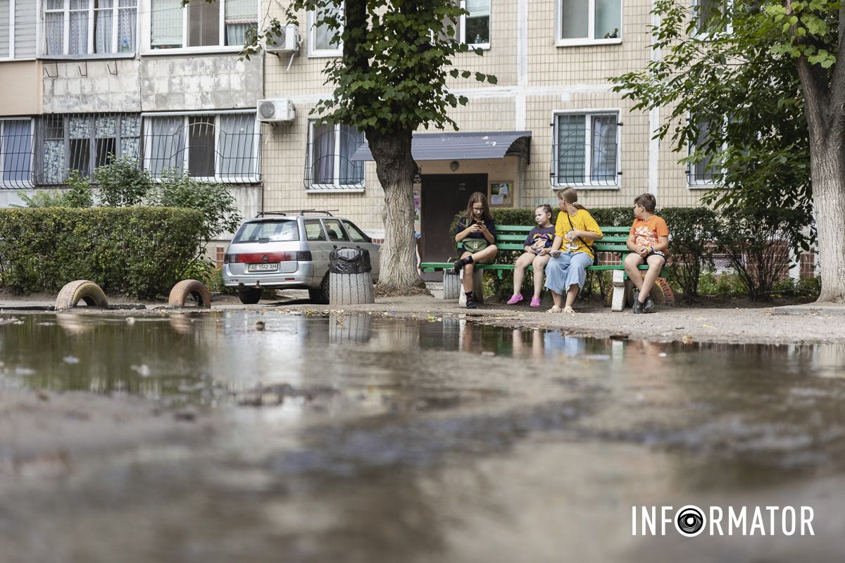 На футбольном поле озеро, а вместо дороги – река: в Днепре на Холодильную вытекают кубометры воды 18