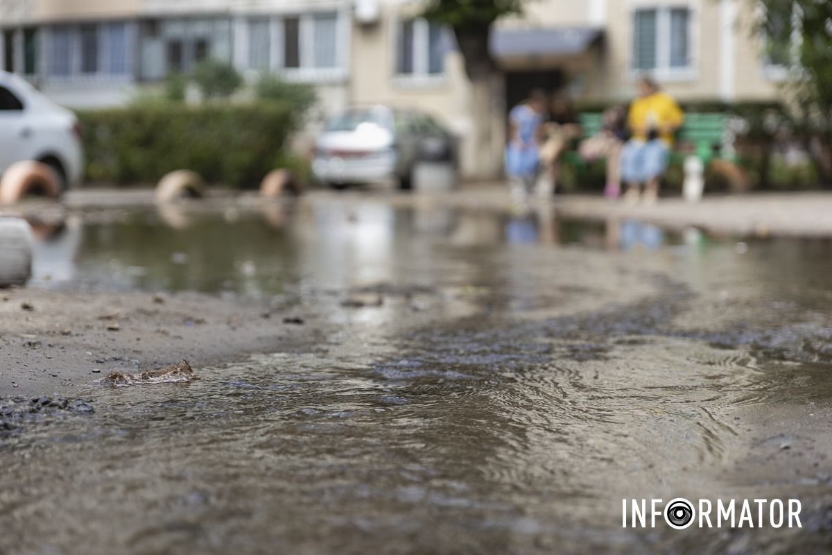 На футбольном поле озеро, а вместо дороги – река: в Днепре на Холодильную вытекают кубометры воды 17
