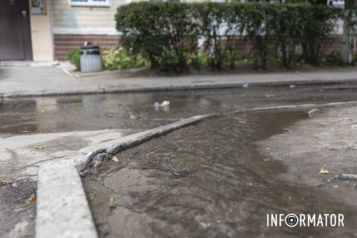 На футбольном поле озеро, а вместо дороги – река: в Днепре на Холодильную вытекают кубометры воды 15