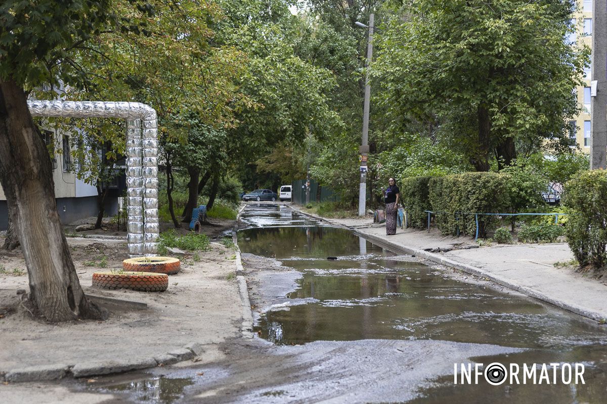 На футбольном поле озеро, а вместо дороги – река: в Днепре на Холодильную вытекают кубометры воды 14