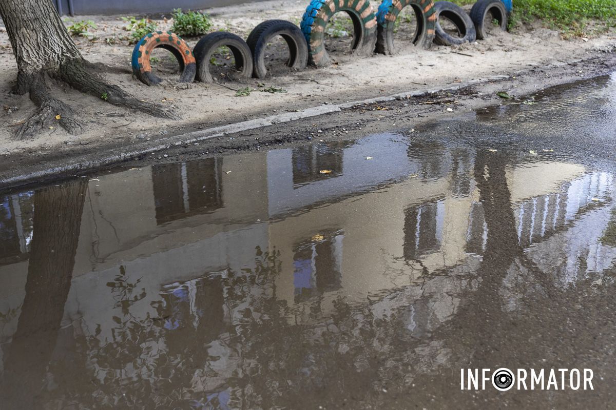 На футбольном поле озеро, а вместо дороги – река: в Днепре на Холодильную вытекают кубометры воды 12