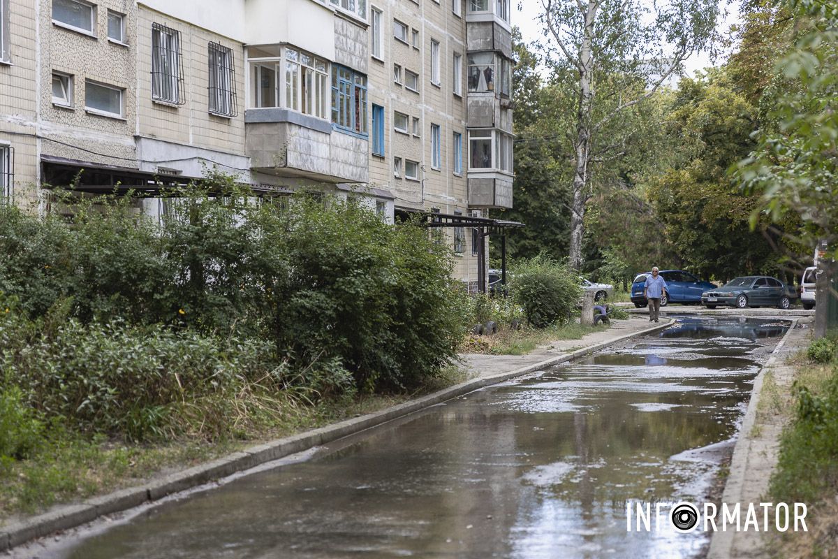 На футбольном поле озеро, а вместо дороги – река: в Днепре на Холодильную вытекают кубометры воды 11