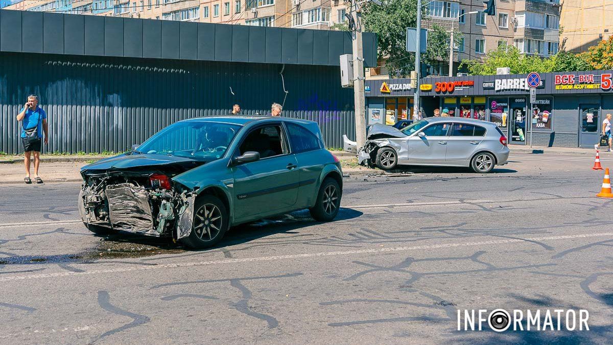 У Дніпрі на Метробудівській BMW після зіткнення з Renault врізався у стовп