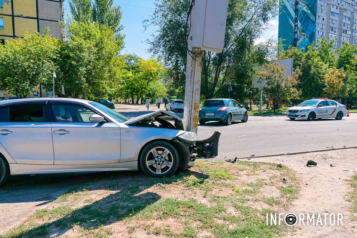 У Дніпрі на Метробудівській BMW після зіткнення з Renault врізався у стовп 5