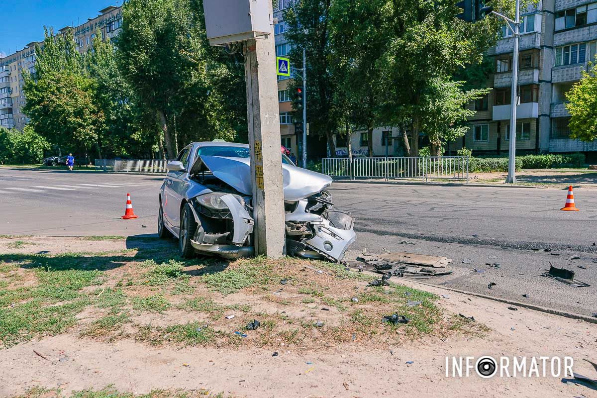 ДТП на вулиці Метробудівській у Дніпрі У Дніпрі на Метробудівській BMW після зіткнення з Renault врізався у стовп 1