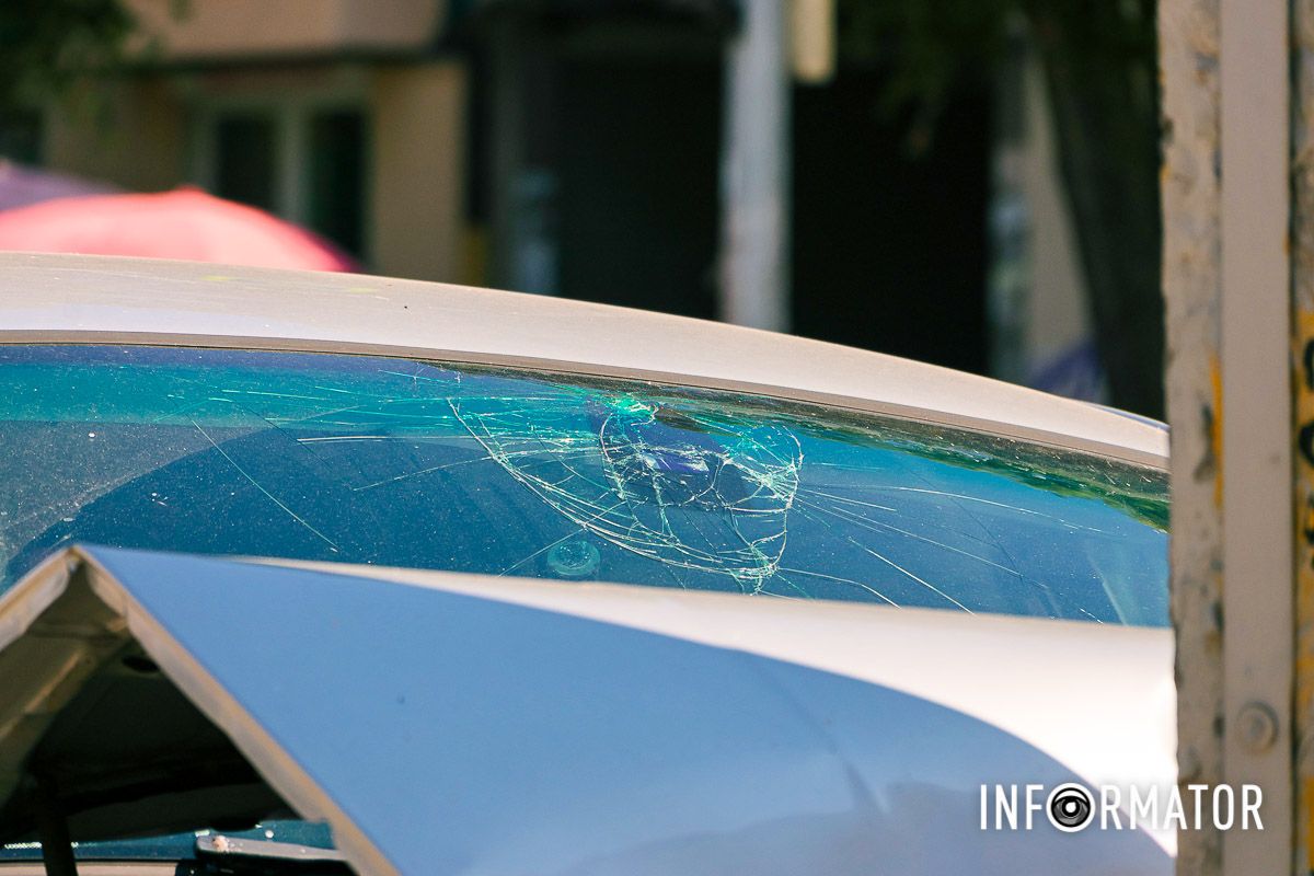 У Дніпрі на Метробудівській BMW після зіткнення з Renault врізався у стовп 7