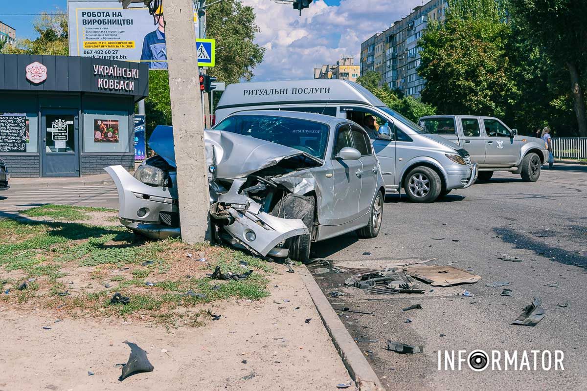 Автівка BMW відлетіла у стовп У Дніпрі на Метробудівській BMW після зіткнення з Renault врізався у стовп 3