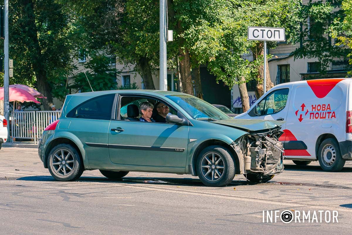 У Дніпрі на Метробудівській BMW після зіткнення з Renault врізався у стовп 4