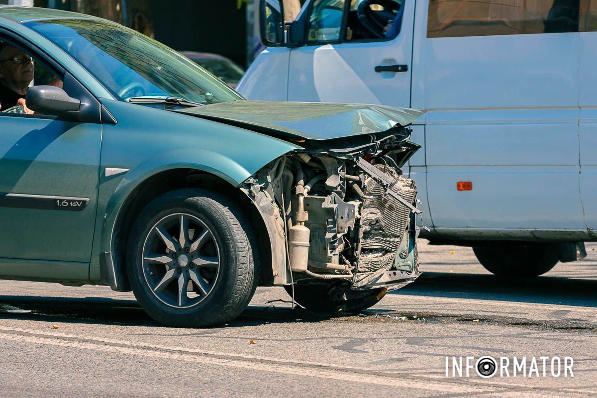 У Дніпрі на Метробудівській BMW після зіткнення з Renault врізався у стовп 6
