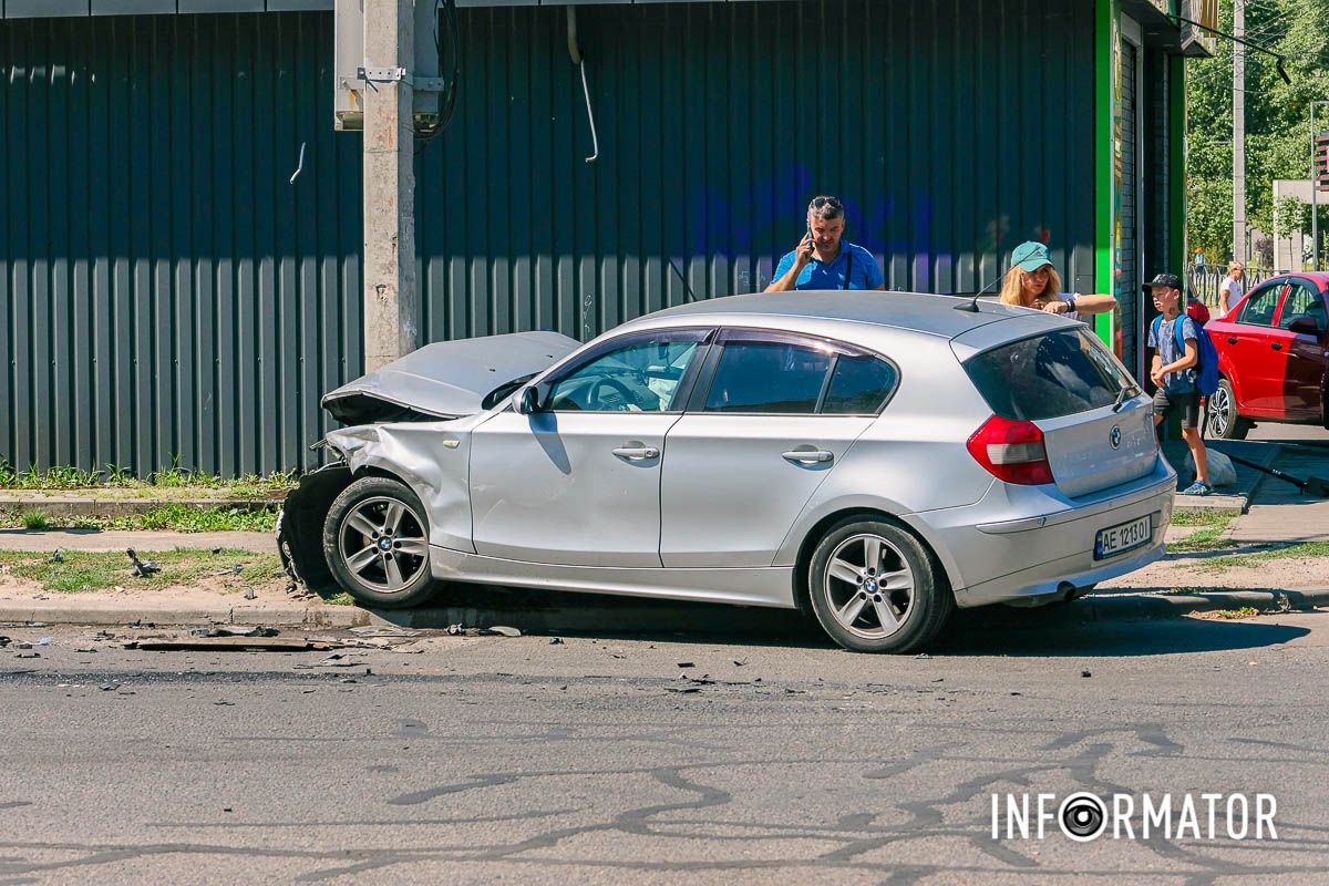 У Дніпрі на Метробудівській BMW після зіткнення з Renault врізався у стовп 8