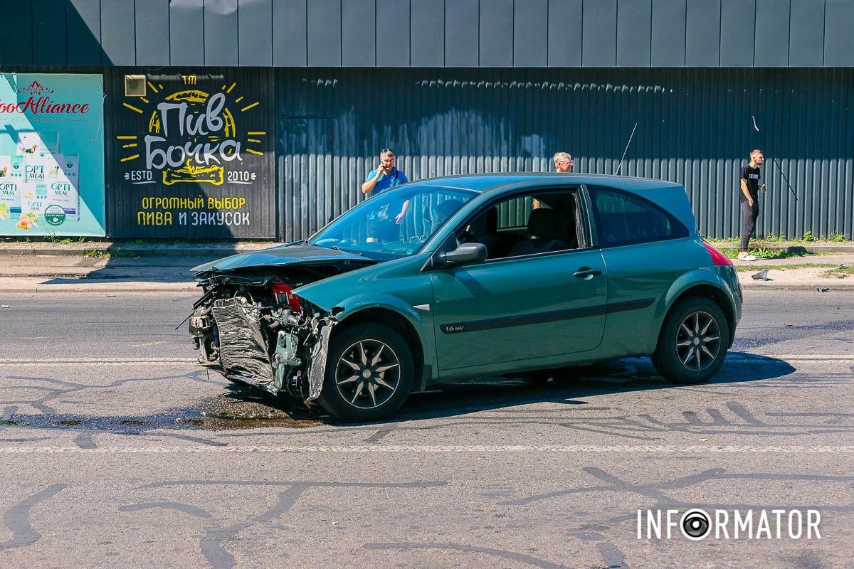 Зіштовхнулися Renault і BMW У Дніпрі на Метробудівській BMW після зіткнення з Renault врізався у стовп 2