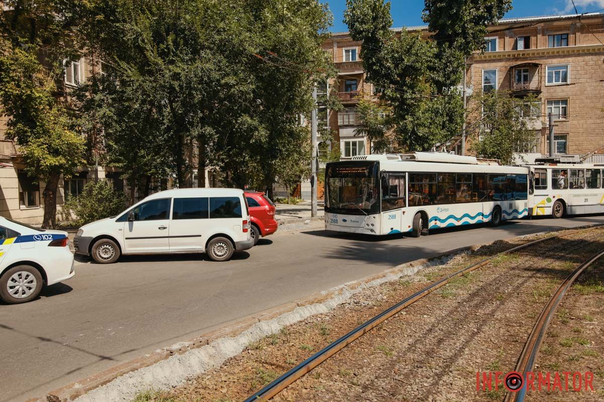 У Дніпрі на Соборній площі зупинився рух тролейбусів   8 серпня у Дніпрі, на Соборній площі зупинився рух тролейбусів. На місці проводять ремонтні роботи і звузили проїжджу частину. Водночас водій Nissan не вдало припаркував свою автівку, через що громадський транспорт не може проїхати. Станом на 12:25, на місце прибули поліцейські.   Про це пише Інформатор з місця події.   Наразі зупинився рух тролейбусів: 1, 6, 9, 10, 16, 21 та «Б». Враховуйте це під час планування поїздок містом. 2