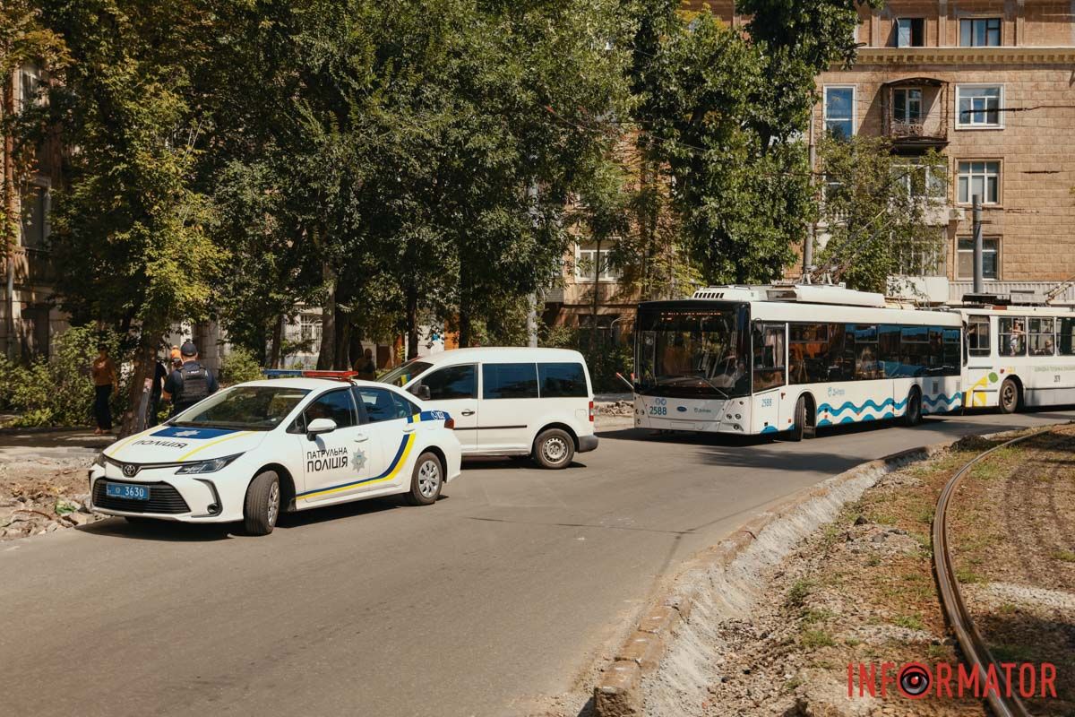 У Дніпрі на Соборній площі зупинився рух тролейбусів   8 серпня у Дніпрі, на Соборній площі зупинився рух тролейбусів. На місці проводять ремонтні роботи і звузили проїжджу частину. Водночас водій Nissan не вдало припаркував свою автівку, через що громадський транспорт не може проїхати. Станом на 12:25, на місце прибули поліцейські.   Про це пише Інформатор з місця події.   Наразі зупинився рух тролейбусів: 1, 6, 9, 10, 16, 21 та «Б». Враховуйте це під час планування поїздок містом. 4